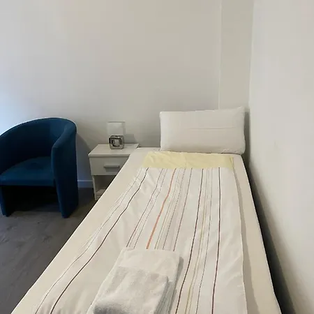Modernes Apartment Mit 2 Schlafzimmern Und Privatparkplatz Nahe Innenstadt Neumuenster Exterior photo