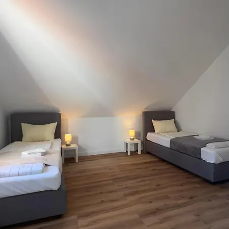 Modernes Apartment Mit 2 Schlafzimmern Und Privatparkplatz Nahe Innenstadt Neumuenster Exterior photo