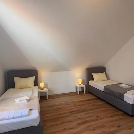 Modernes Apartment Mit 2 Schlafzimmern Und Privatparkplatz Nahe Innenstadt Neumuenster Exterior photo