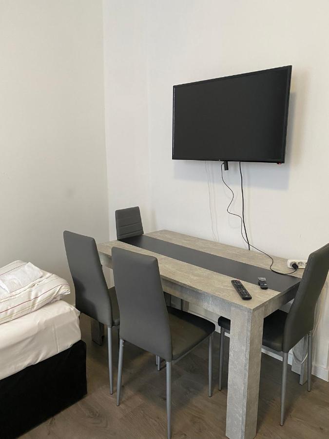 Modernes Mit 2 Schlafzimmern Und Privatparkplatz Nahe Innenstadt Apartment Neumuenster