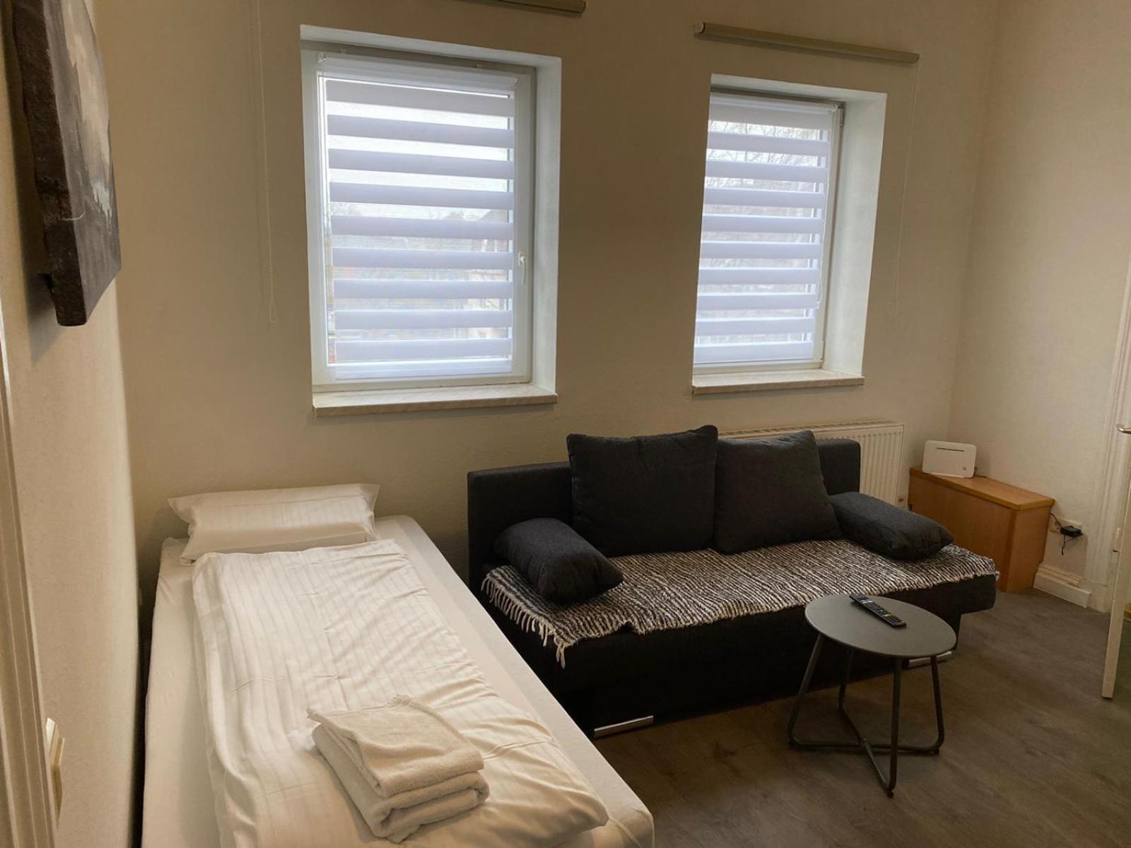 Modernes Mit 2 Schlafzimmern Und Privatparkplatz Nahe Innenstadt Apartment Neumuenster
