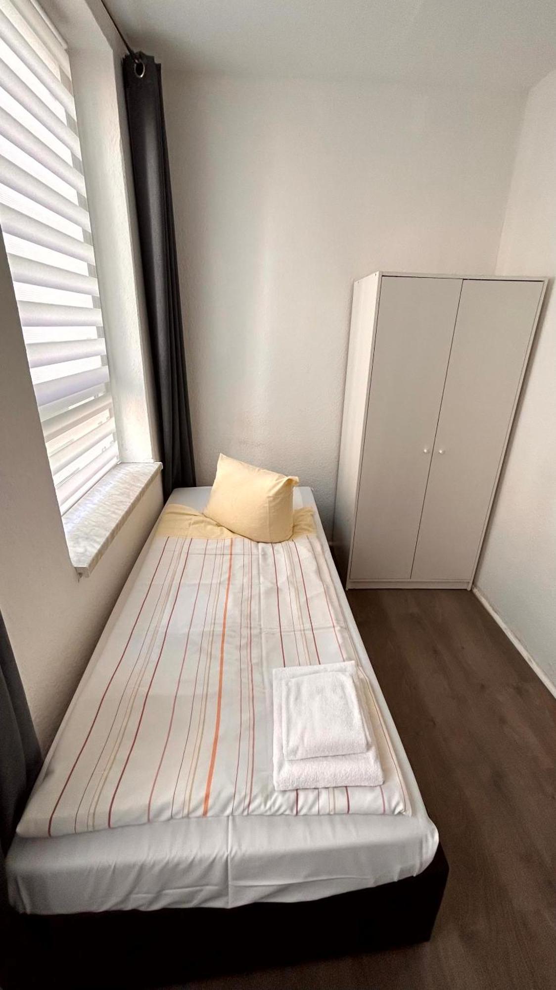 Modernes Mit 2 Schlafzimmern Und Privatparkplatz Nahe Innenstadt Apartment Neumuenster