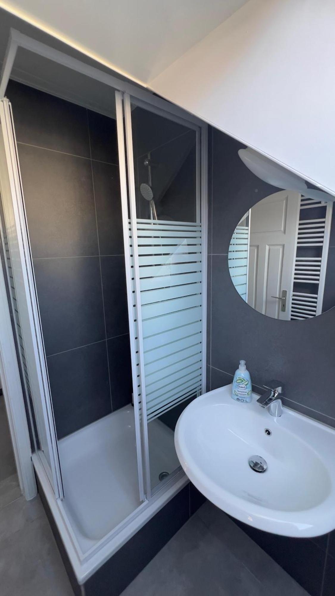 Modernes Mit 2 Schlafzimmern Und Privatparkplatz Nahe Innenstadt Apartment