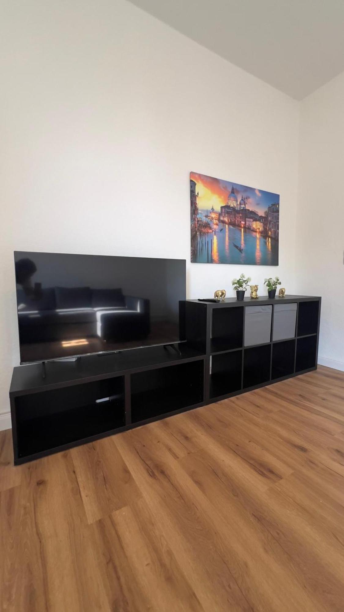 Modernes Mit 2 Schlafzimmern Und Privatparkplatz Nahe Innenstadt Apartment Neumuenster