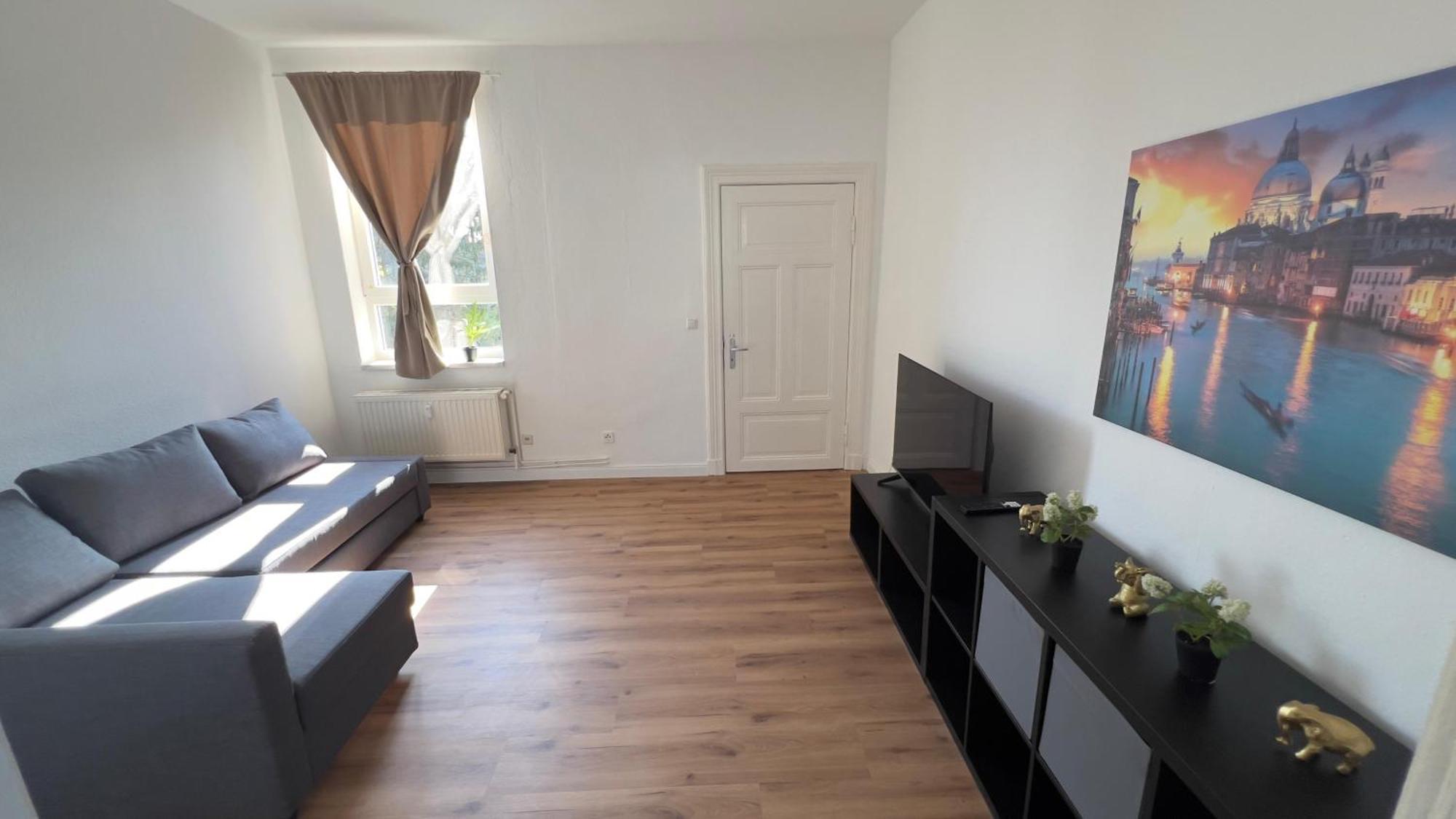 Modernes Mit 2 Schlafzimmern Und Privatparkplatz Nahe Innenstadt Apartment