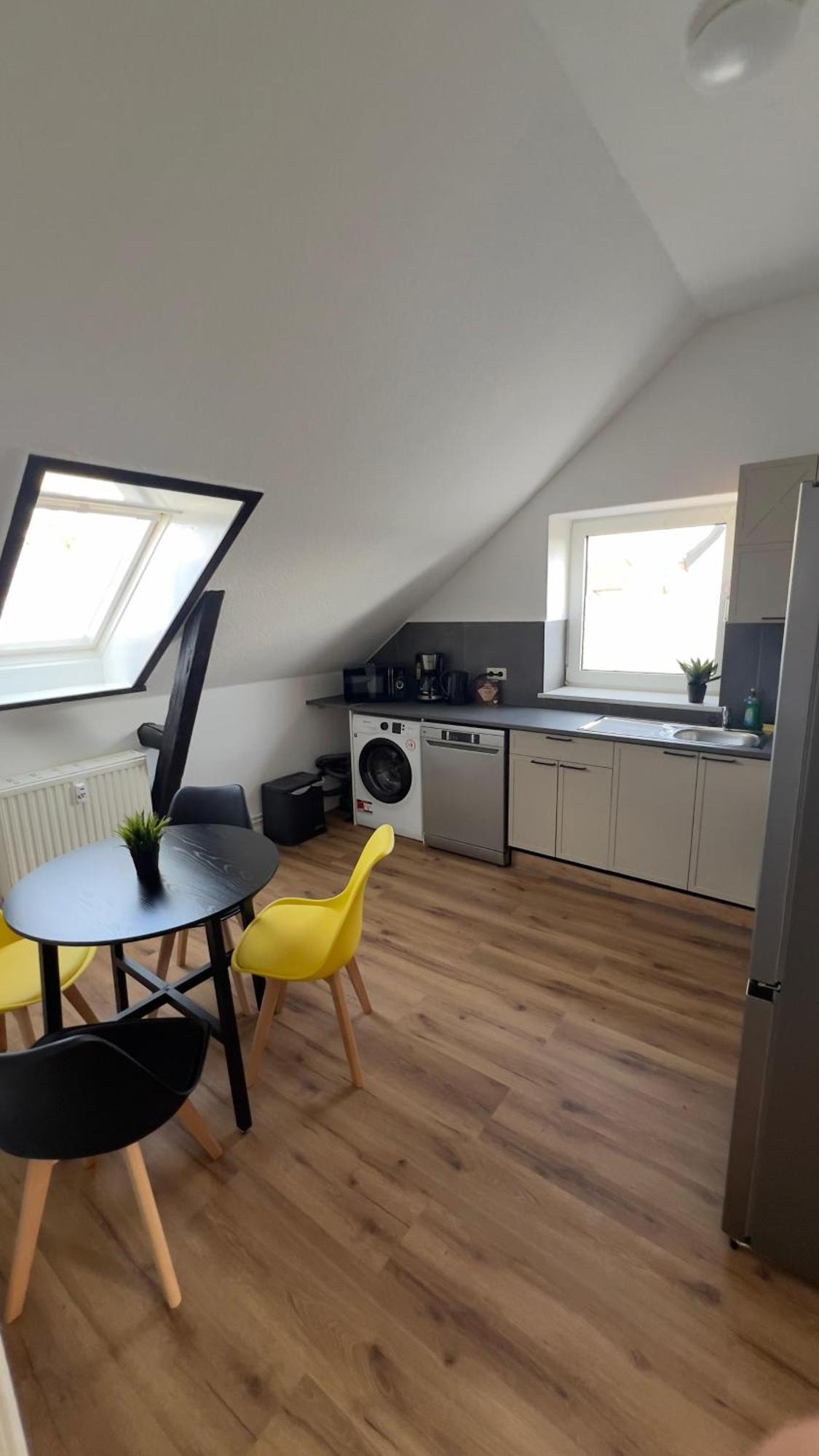 Modernes Mit 2 Schlafzimmern Und Privatparkplatz Nahe Innenstadt Apartment *
